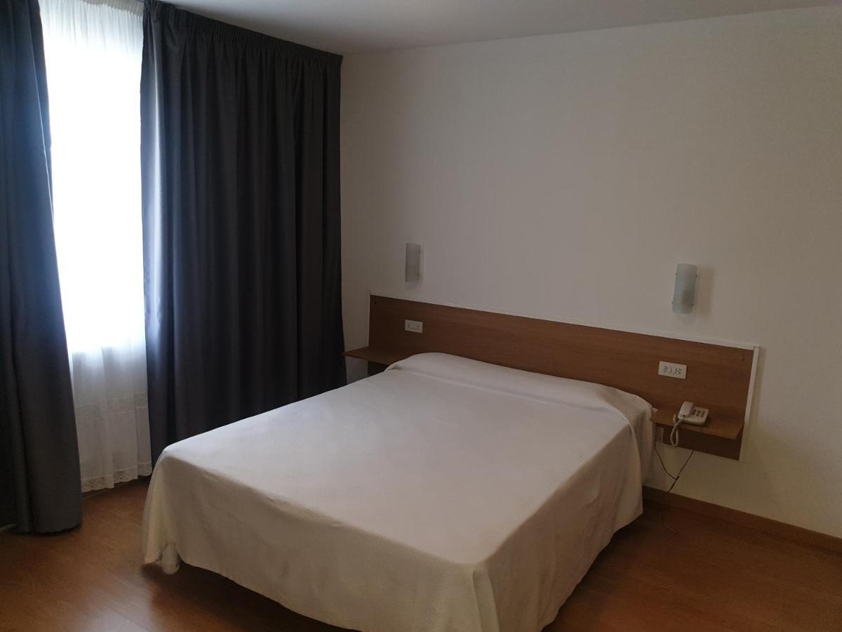 Hotel Millan Negreira Bagian luar foto